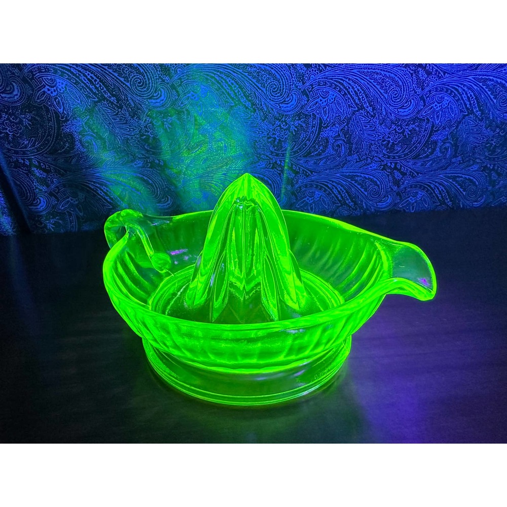 Vintage uranium glass juicer/reamer Round green by Cambridge